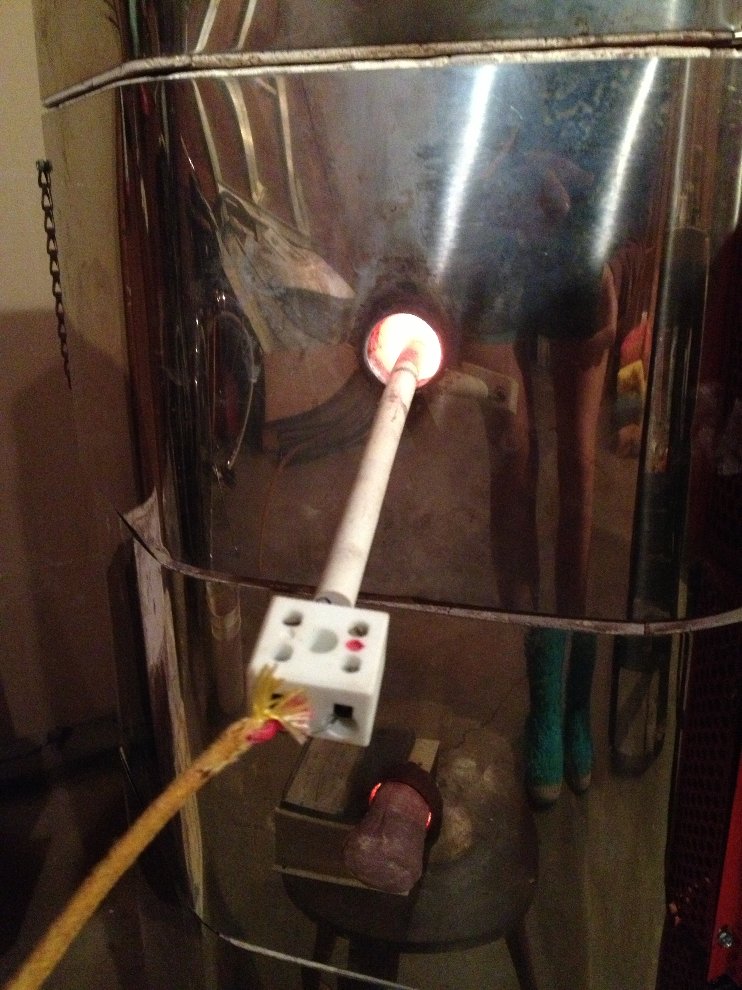 See you tomorrow my pretties!  This is the kiln at the end stages of the firing process. 