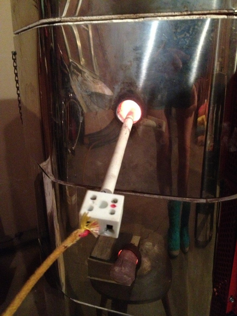 See you tomorrow my pretties!  This is the kiln at the end stages of the firing process. 